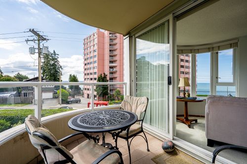 Relaxing area off the den - so quiet at 301 - 2203 Bellevue Avenue, Dundarave, West Vancouver