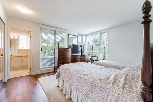 Large primary bedroom at 301 - 2203 Bellevue Avenue, Dundarave, West Vancouver