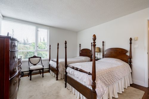 More than large enough for king sized furniture at 301 - 2203 Bellevue Avenue, Dundarave, West Vancouver