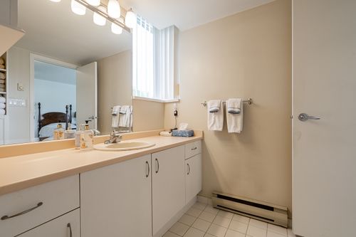 Ensuite at 301 - 2203 Bellevue Avenue, Dundarave, West Vancouver