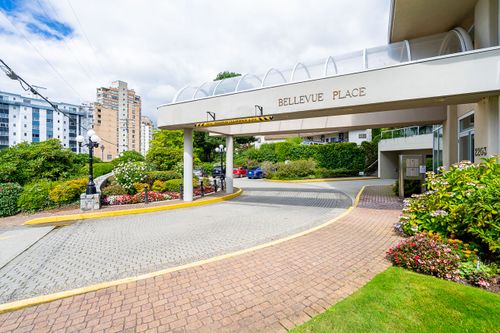 Grand entrance at 301 - 2203 Bellevue Avenue, Dundarave, West Vancouver