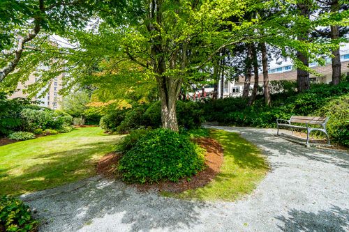 Very well taken care of exterior at 301 - 2203 Bellevue Avenue, Dundarave, West Vancouver