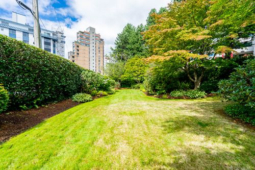 Lush lawns at 301 - 2203 Bellevue Avenue, Dundarave, West Vancouver