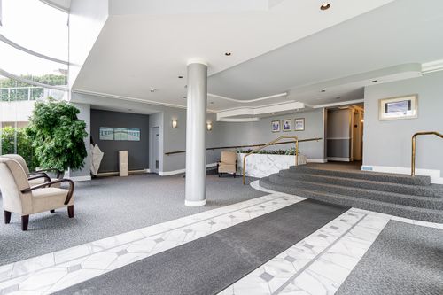 Large lobby at 301 - 2203 Bellevue Avenue, Dundarave, West Vancouver