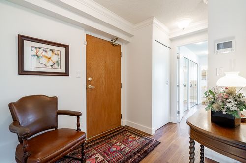 Spacious & inviting front entrance at 301 - 2203 Bellevue Avenue, Dundarave, West Vancouver