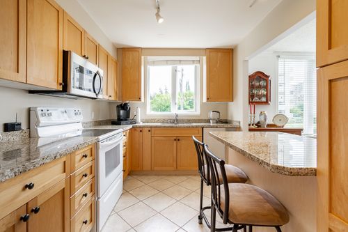 Spacious kitchen with room to move around at 301 - 2203 Bellevue Avenue, Dundarave, West Vancouver