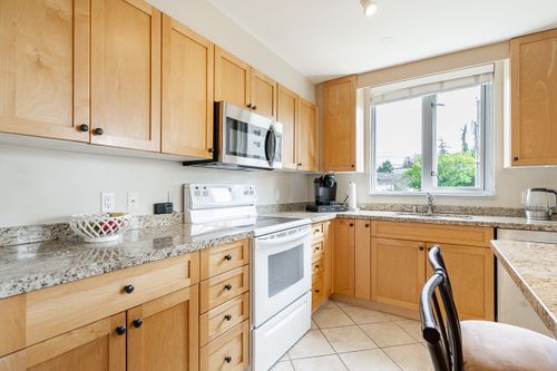 Kitchen from front hallway at 301 - 2203 Bellevue Avenue, Dundarave, West Vancouver