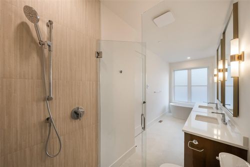 ensuite at 530 Hole-in-one Drive, Out of Town