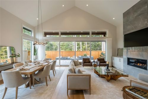 Living Room - expanded view at 530 Hole-in-one Drive, Out of Town