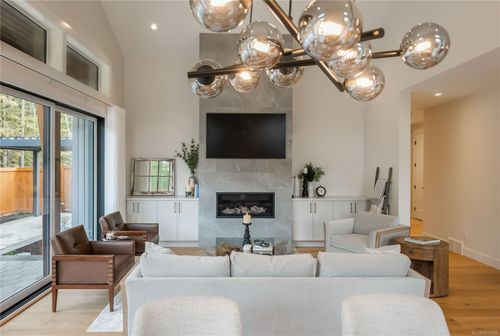 living room opening onto covered patio at 530 Hole-in-one Drive, Out of Town