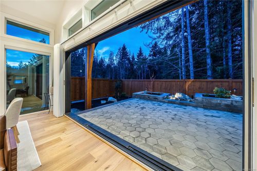 Large covered patio for entertainment at 530 Hole-in-one Drive, Out of Town