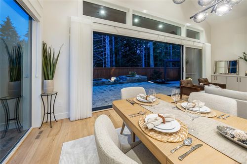 living room at 530 Hole-in-one Drive, Out of Town