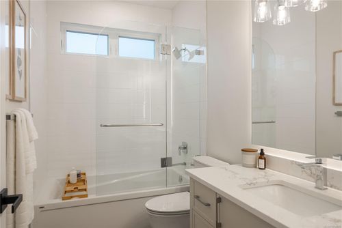 ensuite at 530 Hole-in-one Drive, Out of Town