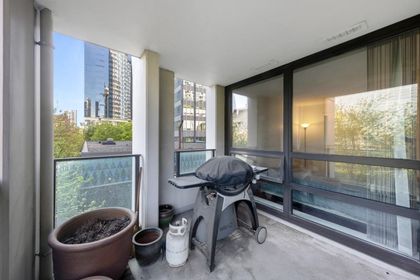 933-hornby-street-downtown-vw-vancouver-west-18 at 305 - 933 Hornby Street, Downtown VW, Vancouver West