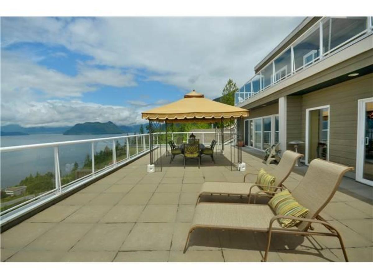 290 Kelvin Grove Main Floor Patio Terrace at 290 Kelvin Grove Way, Lions Bay, West Vancouver