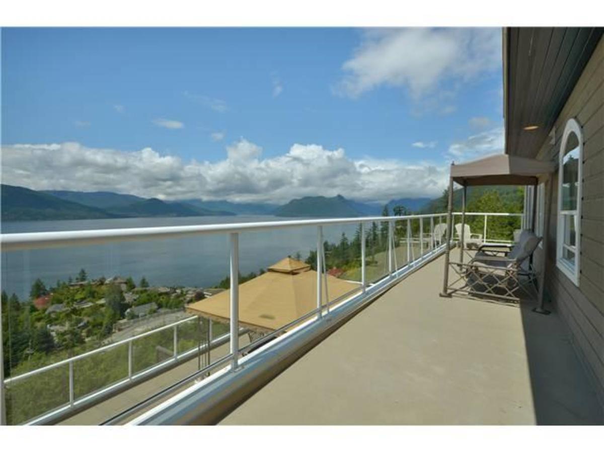 290 Kelvin Grove Upper Decks at 290 Kelvin Grove Way, Lions Bay, West Vancouver