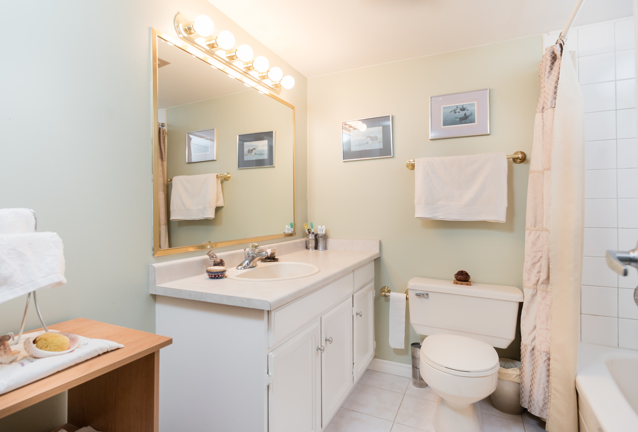 601-1390-duchess-ave-bath at 601 - 1390 Duchess Avenue, Ambleside, West Vancouver