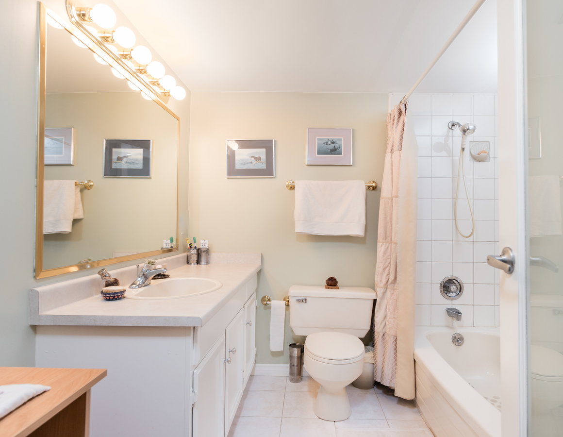 601-1390-duchess-ave-bath2 at 601 - 1390 Duchess Avenue, Ambleside, West Vancouver