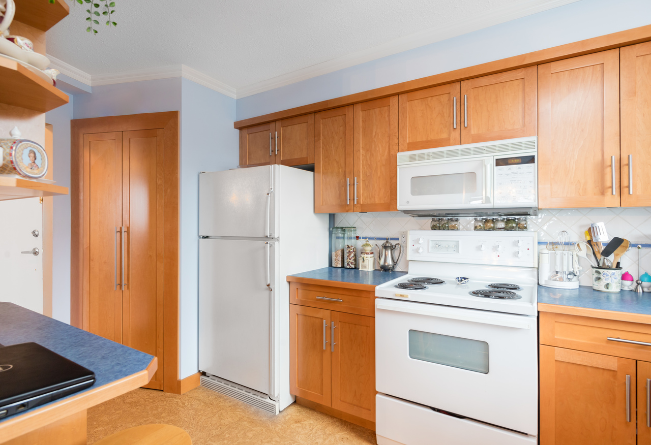 601-1390-duchess-ave-kitchen2 at 601 - 1390 Duchess Avenue, Ambleside, West Vancouver