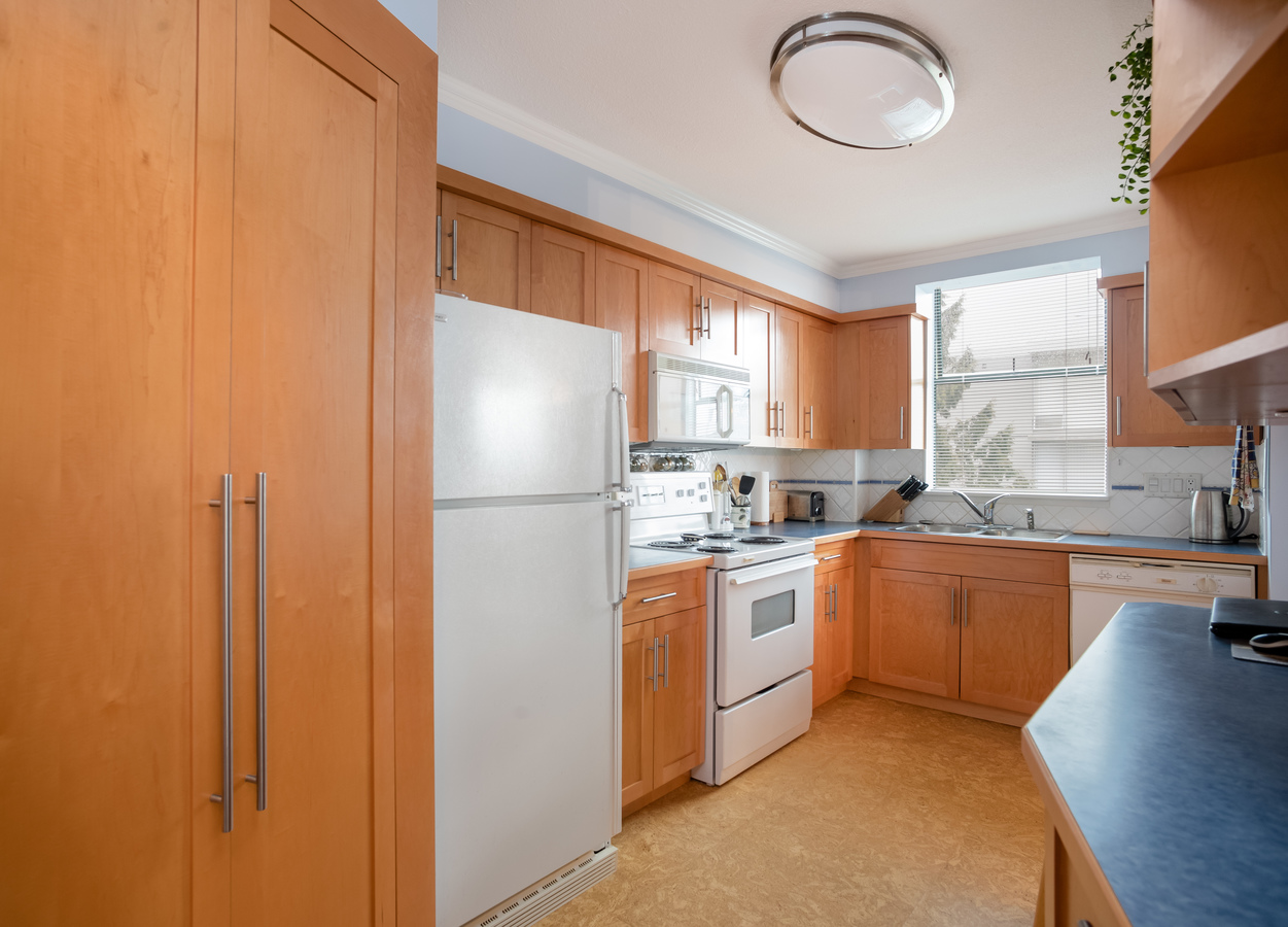 601-1390-duchess-ave-kitchen3 at 601 - 1390 Duchess Avenue, Ambleside, West Vancouver