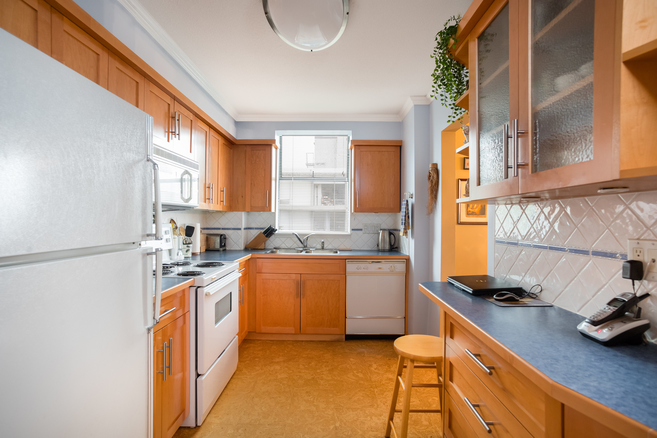 601-1390-duchess-ave-kitchen4 at 601 - 1390 Duchess Avenue, Ambleside, West Vancouver