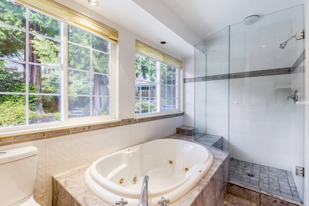4710-willow-pl-ensuite at 4710 Willow Place, Caulfield, West Vancouver