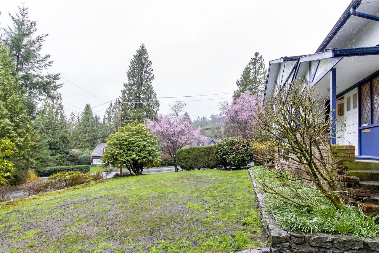 4710-willow-pl-front-yard at 4710 Willow Place, Caulfield, West Vancouver