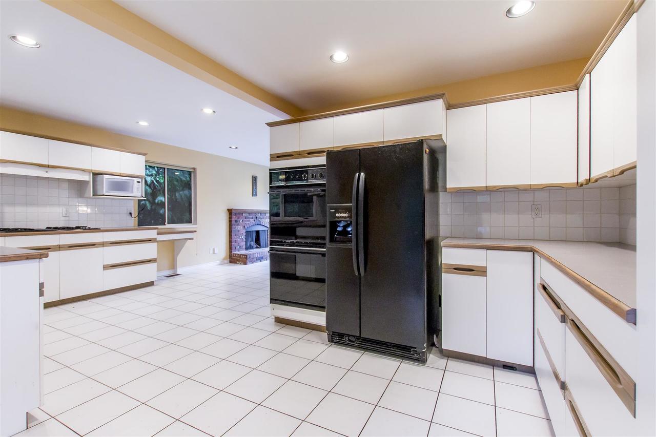 4710-willow-pl-kitchen2 at 4710 Willow Place, Caulfield, West Vancouver
