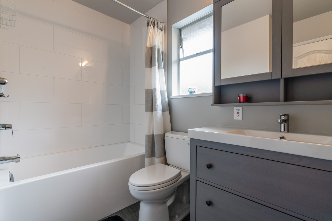 575-e-braemar-rd-main-bath at 575 East Braemar Road, Braemar, North Vancouver