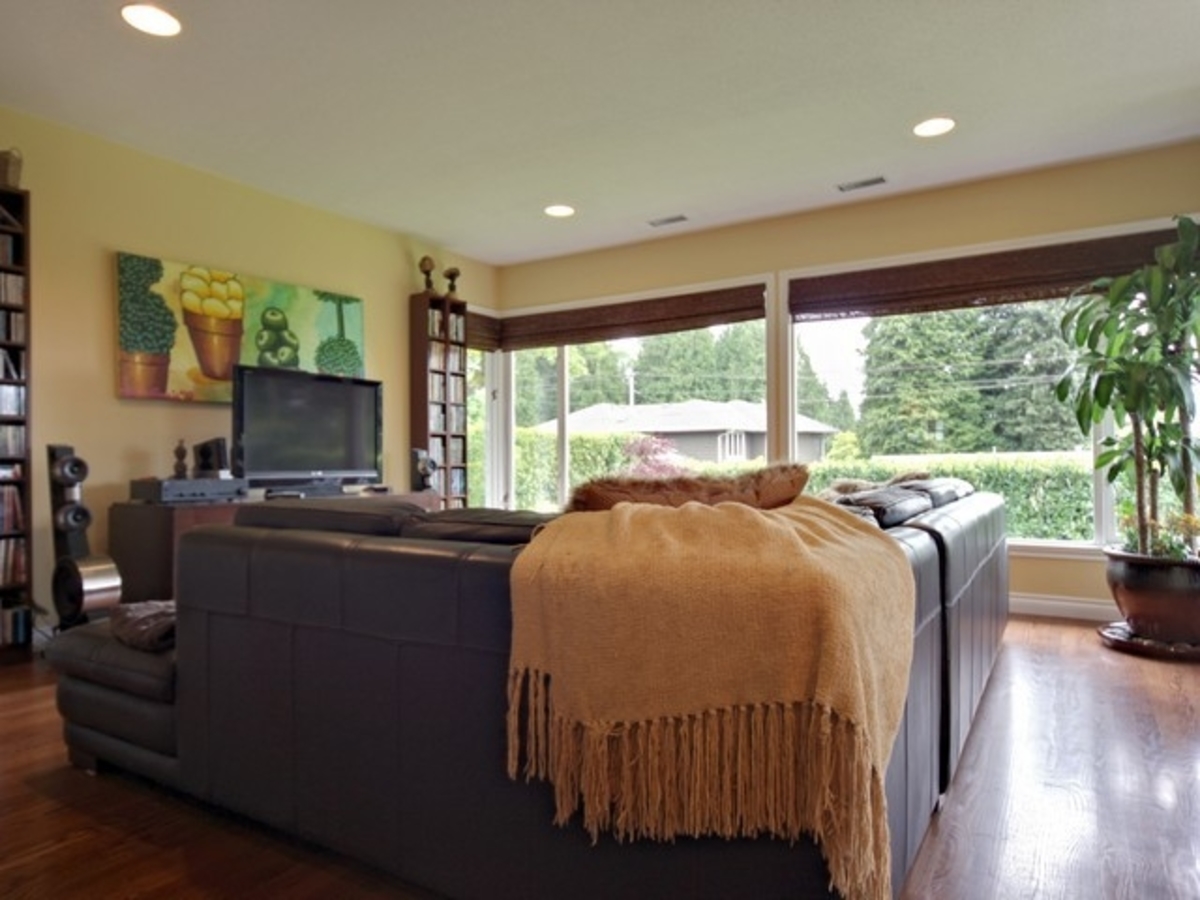 911 Wentworth Ave FR at 911 Wentworth Avenue, Forest Hills NV, North Vancouver