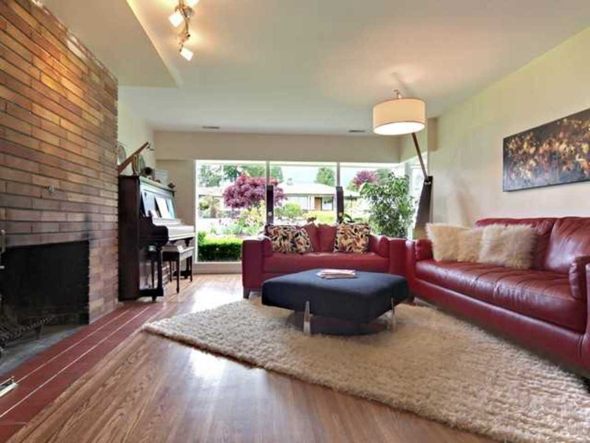 911 Wentworth Ave LR at 911 Wentworth Avenue, Forest Hills NV, North Vancouver