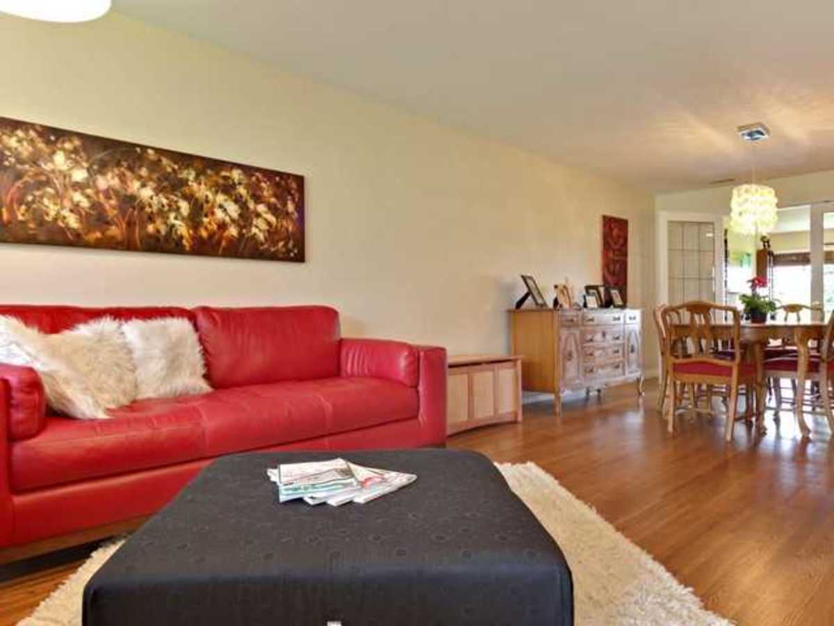 911 Wentworth Ave LR 2 at 911 Wentworth Avenue, Forest Hills NV, North Vancouver