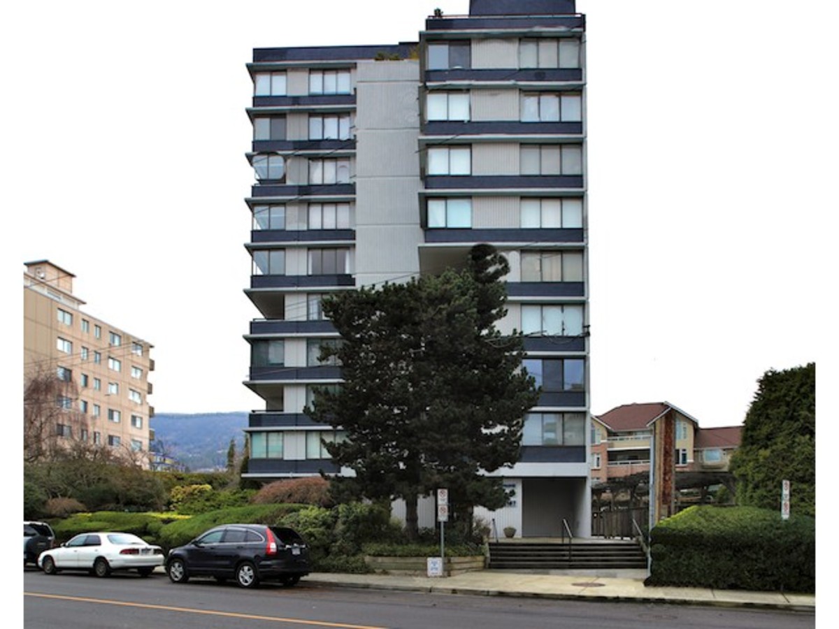 803-2167 Bellevue Front View at 903 - 2167 Bellevue Avenue, Dundarave, West Vancouver