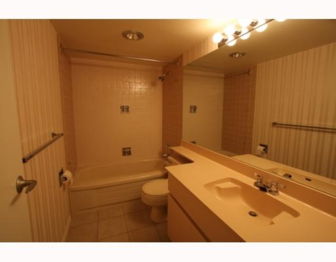 903-2167 Bellevue Ave Bath at 903 - 2167 Bellevue Avenue, Dundarave, West Vancouver