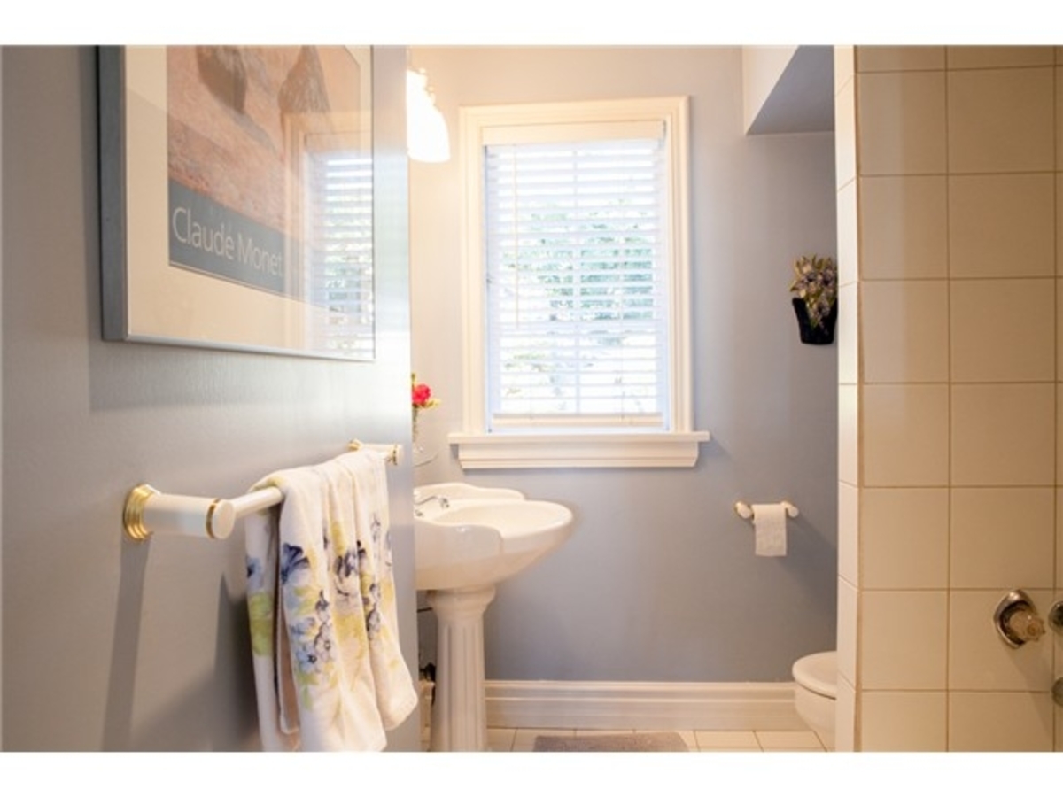 2592 Nelson Ave Bath at 2592 Nelson Avenue, Dundarave, West Vancouver