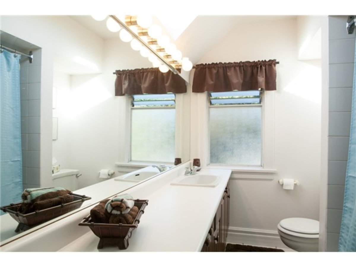 2592 Nelson Ave Bath 2 at 2592 Nelson Avenue, Dundarave, West Vancouver