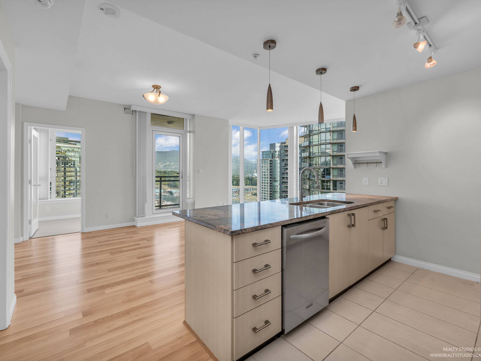 1905 - 1211 Melville Street, Coal Harbour, Vancouver West photo number 1