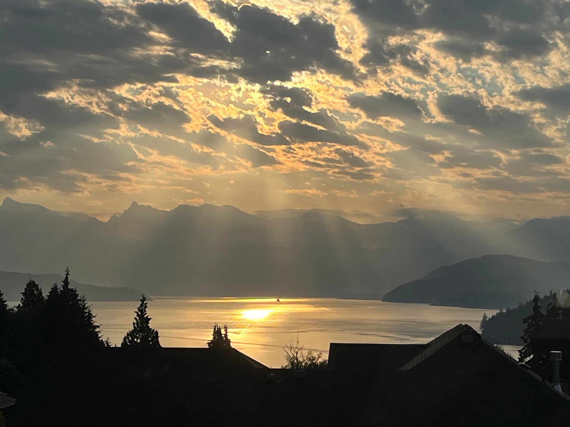 605 Woodland Avenue, Gibsons & Area, Sunshine Coast 