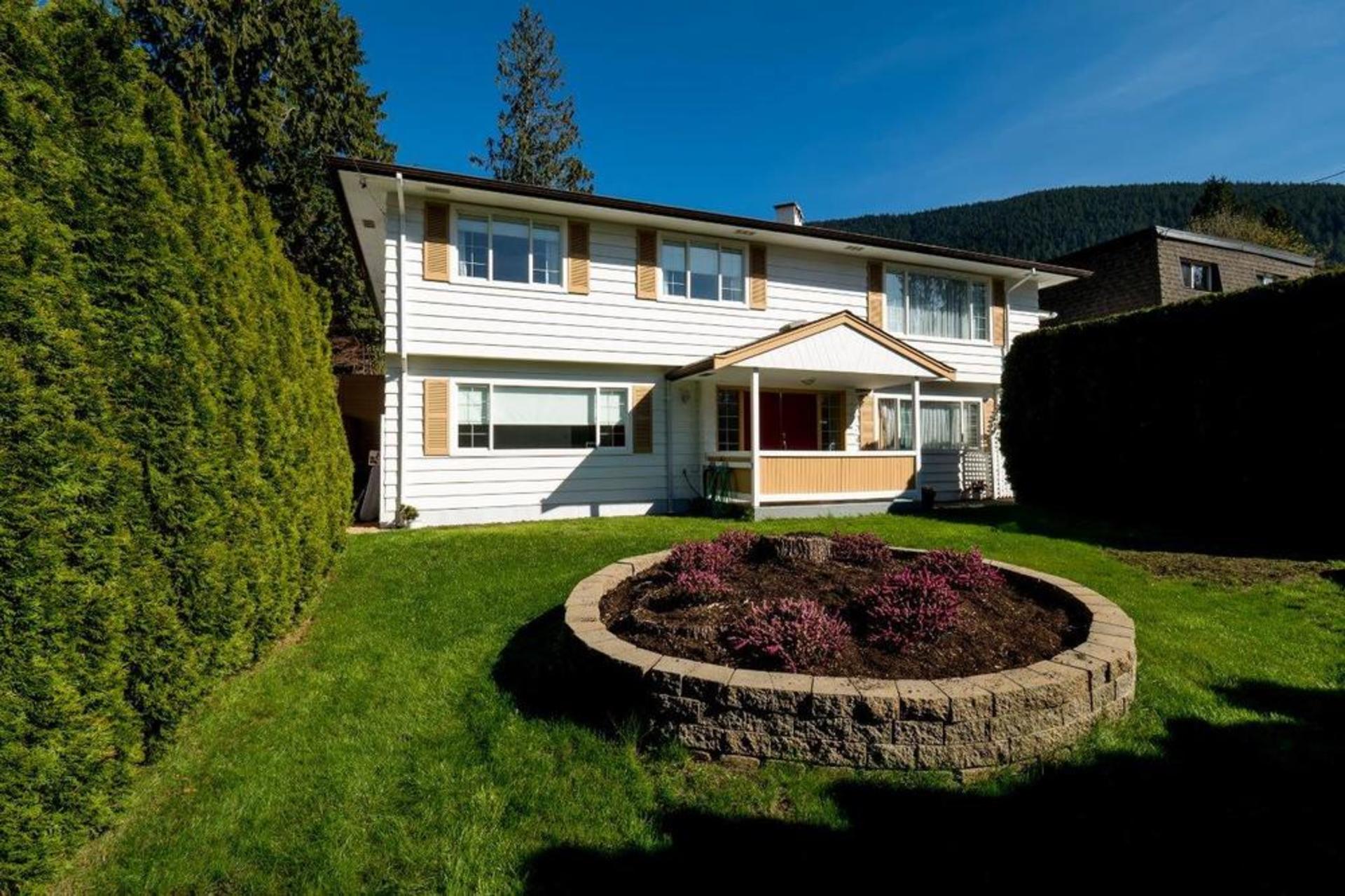 946 Montroyal Boulevard, Canyon Heights NV, North Vancouver photo number 1 946 Montroyal Boulevard, Canyon Heights NV, North Vancouver photo number 1