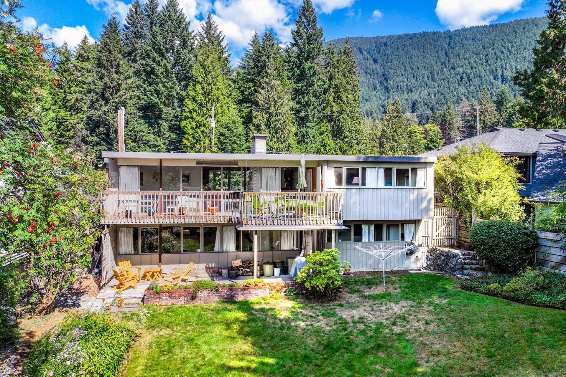 945 Belvedere Drive, Canyon Heights NV, North Vancouver photo number 1 945 Belvedere Drive, Canyon Heights NV, North Vancouver photo number 1