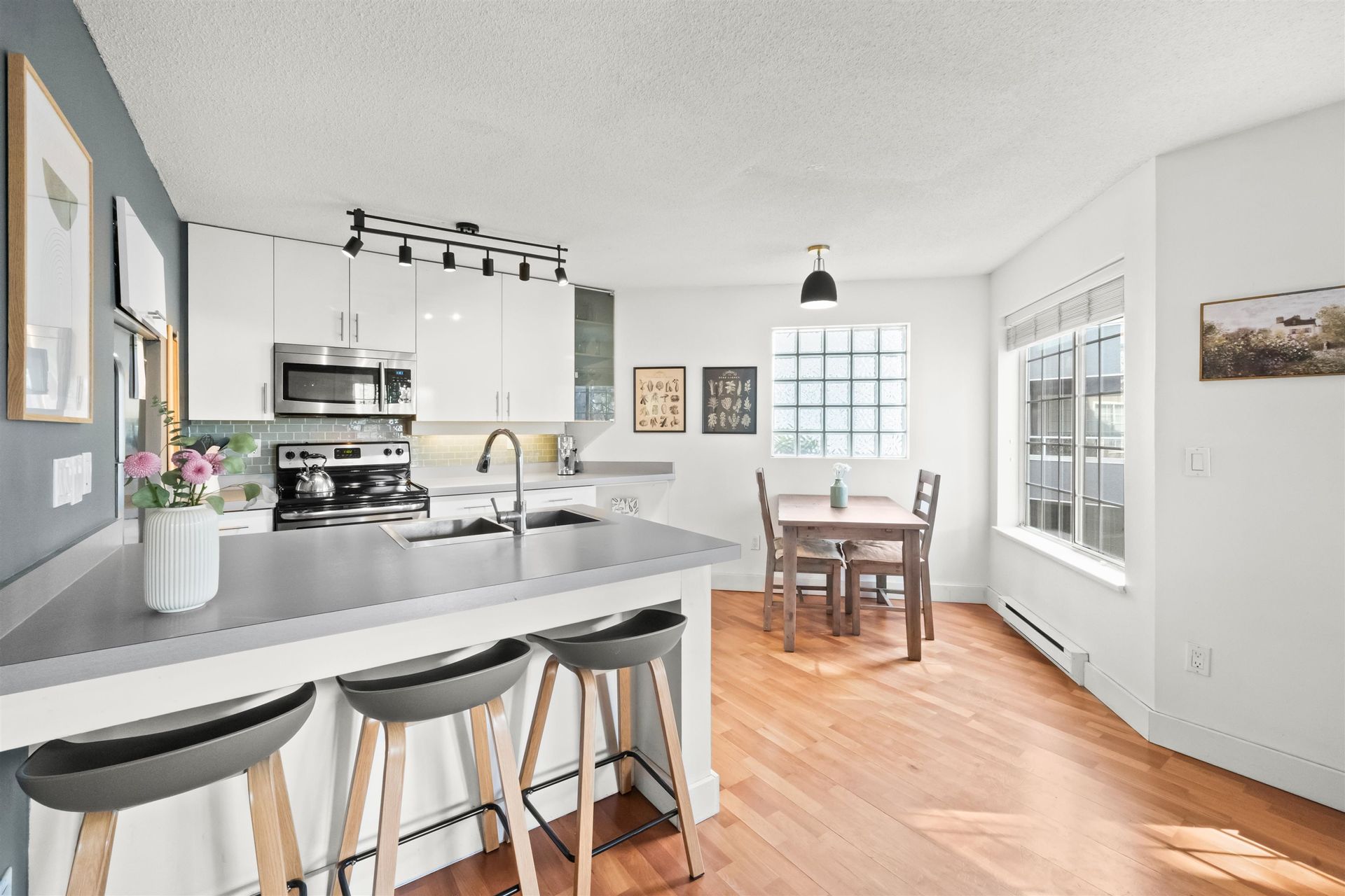 202 - 125 W 18th Street, Central Lonsdale, North Vancouver photo number 1 202 - 125 W 18th Street, Central Lonsdale, North Vancouver photo number 1