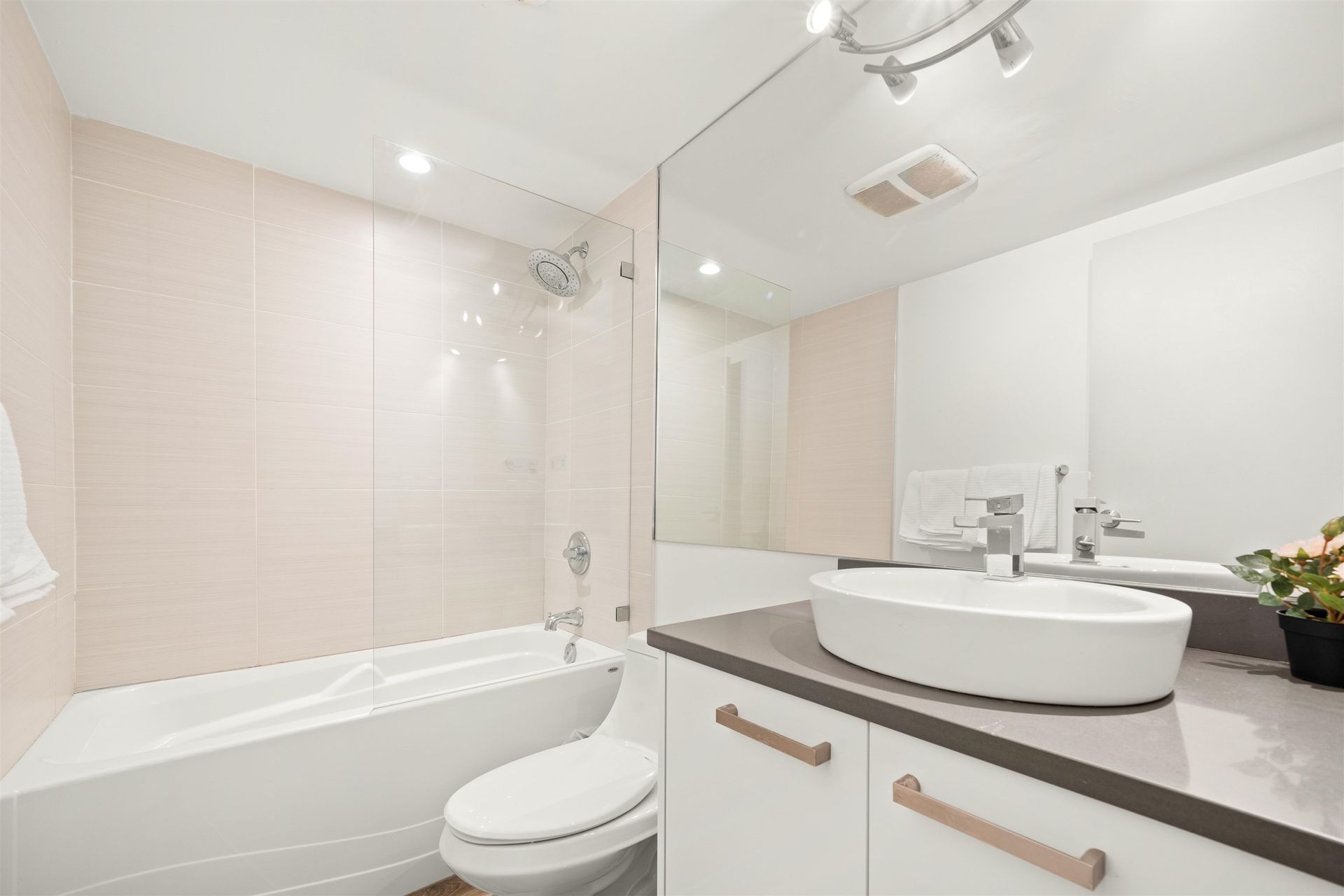 327-w-2nd-street-lower-lonsdale-north-vancouver-21 at 301 - 327 W 2nd Street, Lower Lonsdale, North Vancouver 327-w-2nd-street-lower-lonsdale-north-vancouver-21 at 301 - 327 W 2nd Street, Lower Lonsdale, North Vancouver