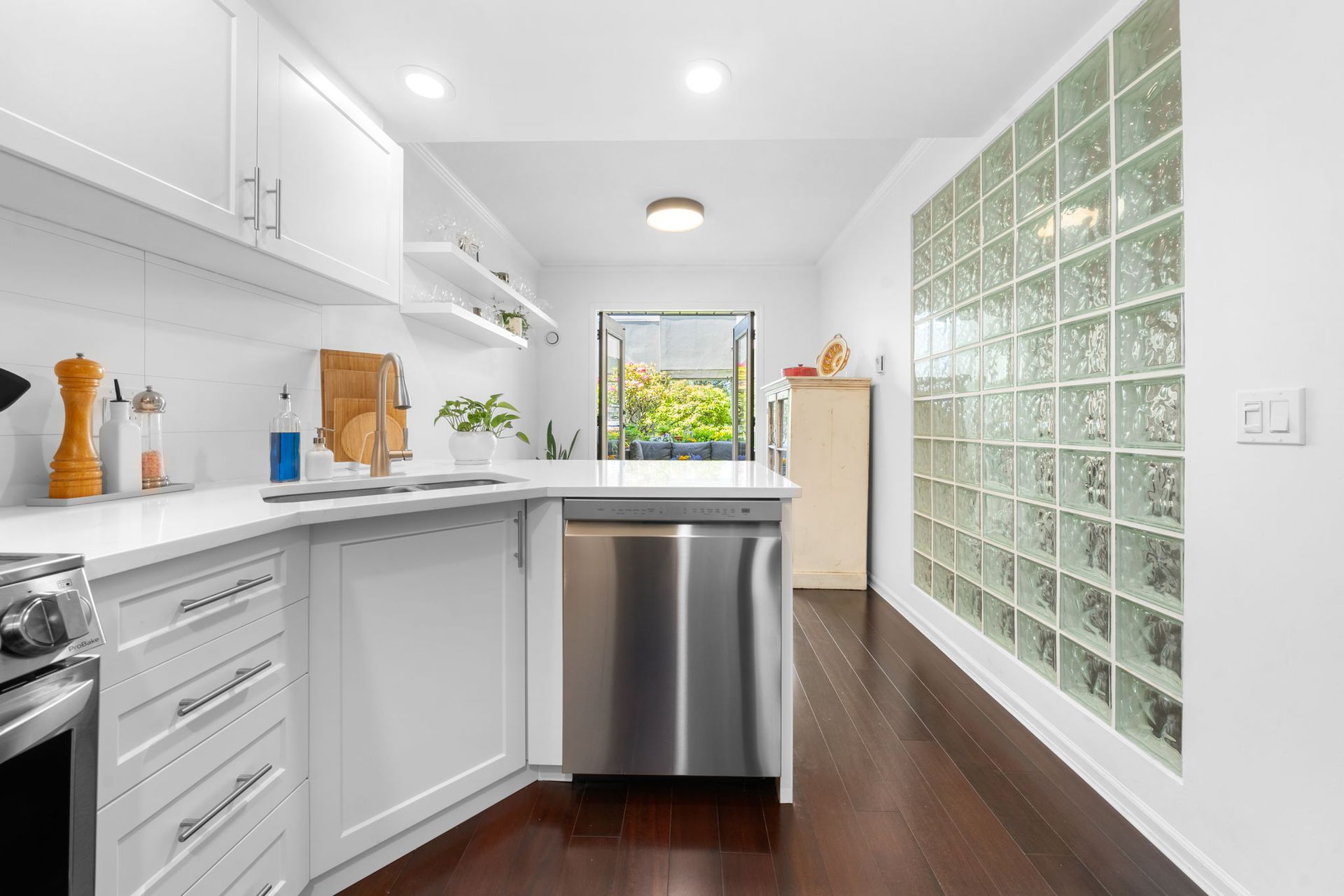 14-web-or-mls-_a739323 at 204 - 3151 Woodbine Drive, Edgemont, North Vancouver 14-web-or-mls-_a739323 at 204 - 3151 Woodbine Drive, Edgemont, North Vancouver