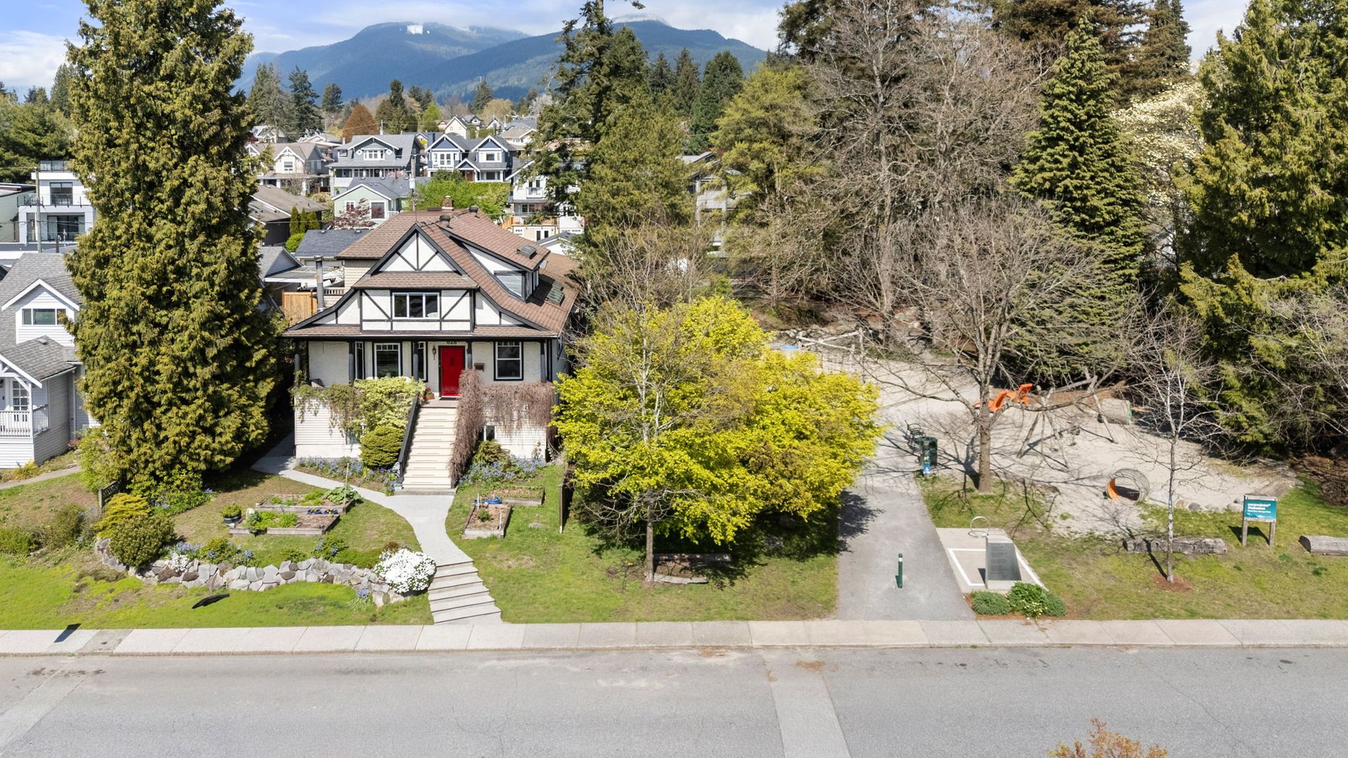 628 E 5th Street, Queensbury, North Vancouver photo number 1