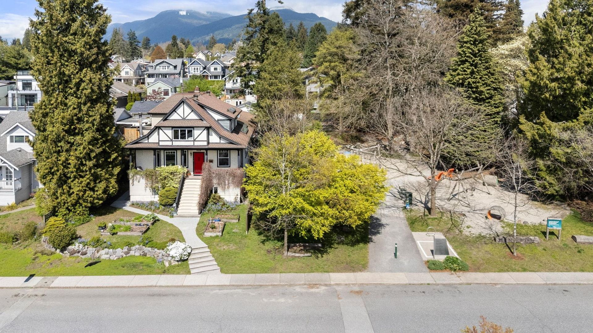 628 E 5th Street, Queensbury, North Vancouver photo number 1
