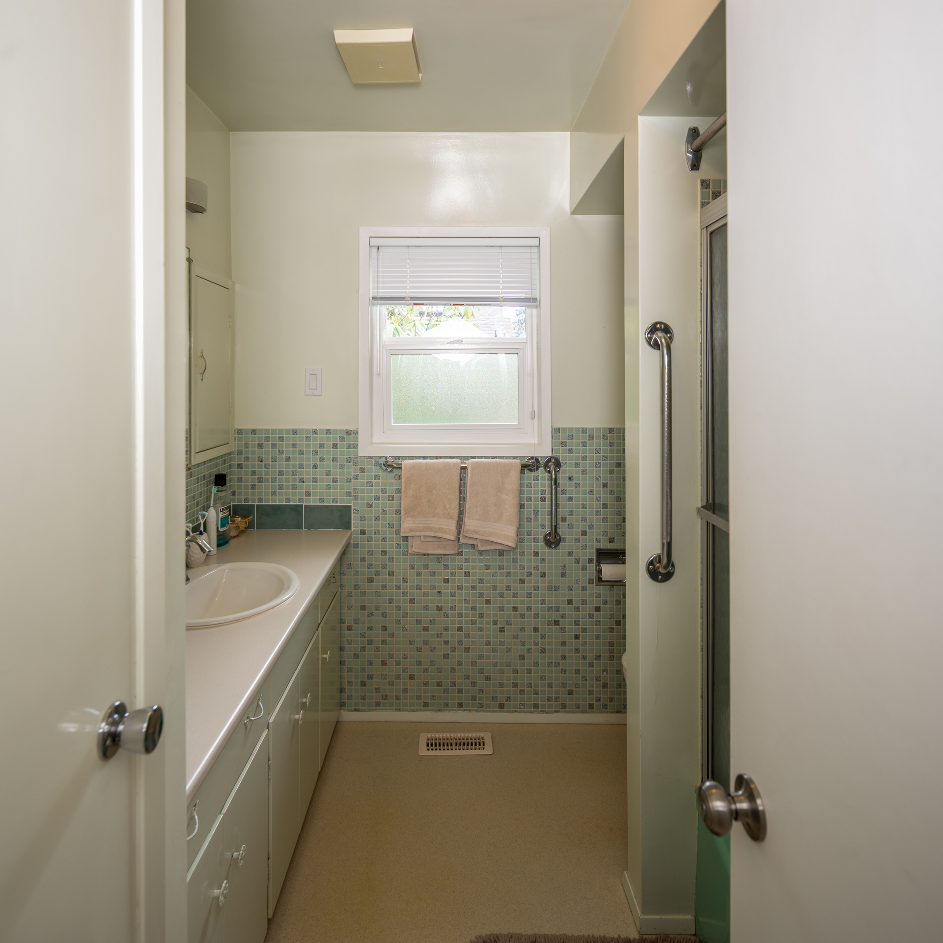 Four-Piece Bathroom at 661 Kelly Road, Hatley Park, Colwood