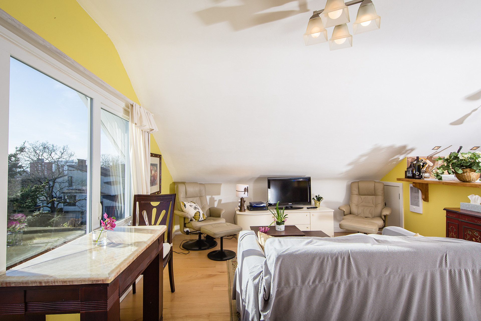  at 609, 611, 613 - 609 Mary Street, Victoria West