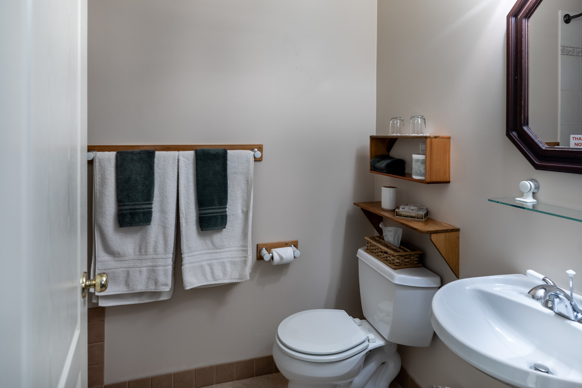 Suite 1 Bathroom at 5895 River Road, Port Alberni, Vancouver Island Suite 1 Bathroom at 5895 River Road, Port Alberni, Vancouver Island