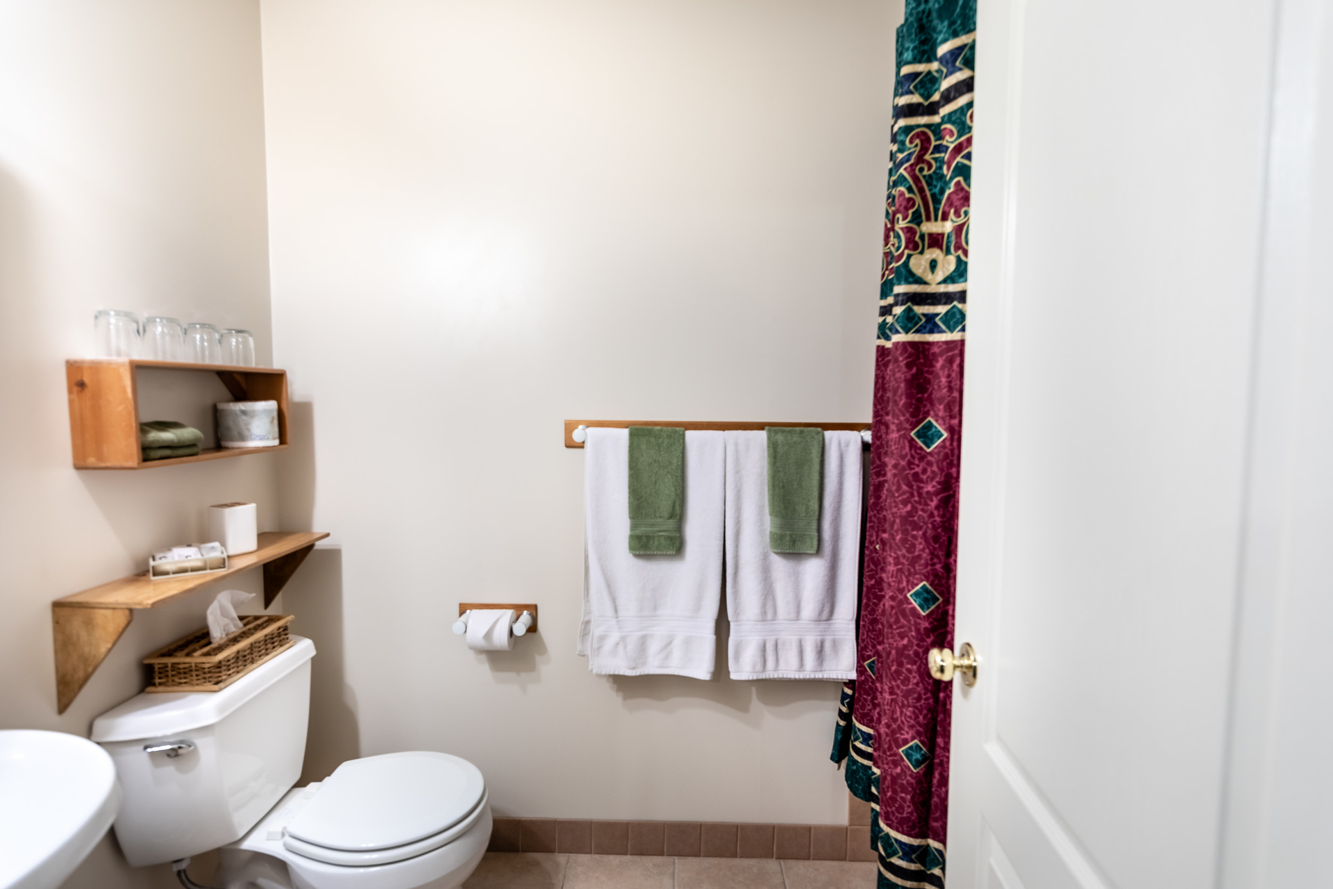 Suite 2 Bathroom at 5895 River Road, Port Alberni, Vancouver Island Suite 2 Bathroom at 5895 River Road, Port Alberni, Vancouver Island