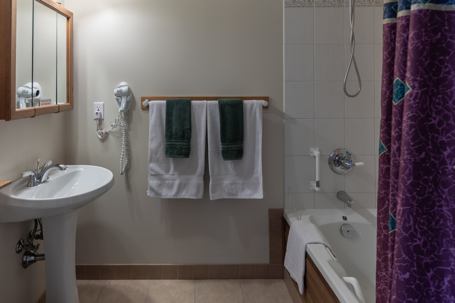 Suite 5 Bathroom at 5895 River Road, Port Alberni, Vancouver Island Suite 5 Bathroom at 5895 River Road, Port Alberni, Vancouver Island